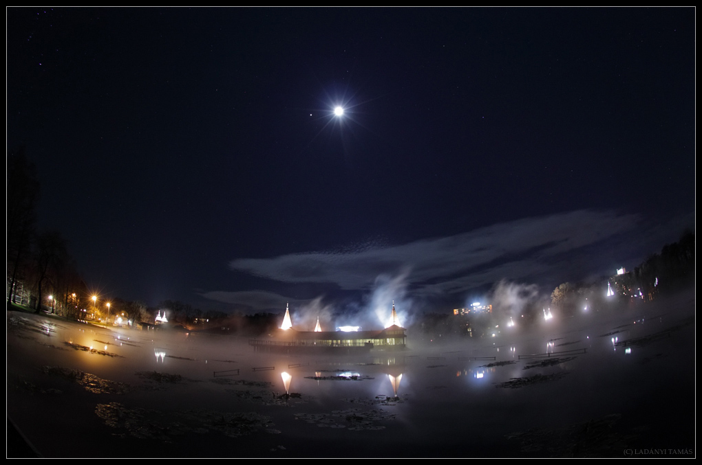 Moon and Jupiter Shine Over Hungarian Lake (Photo)